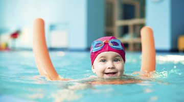 small baby learn to swimming